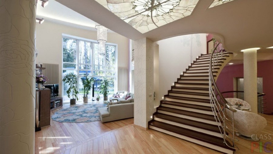 Интерьер первого этажа дома с лестницей