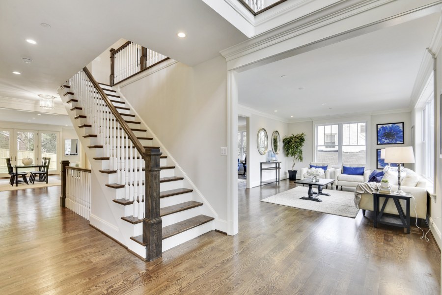 Интерьер гостиной с лестницей