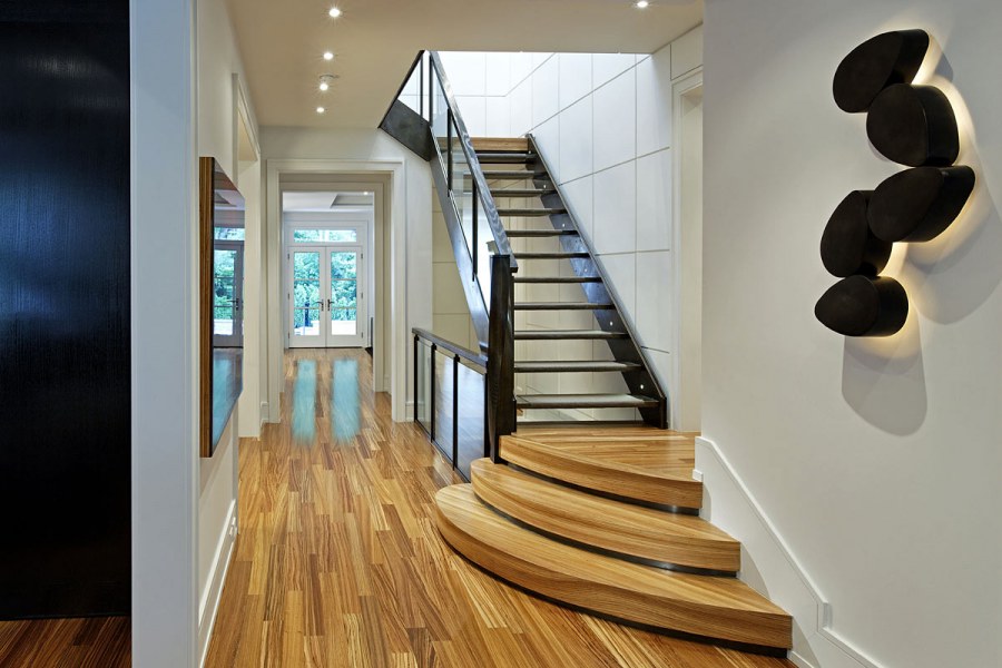 Прихожая с лестницей