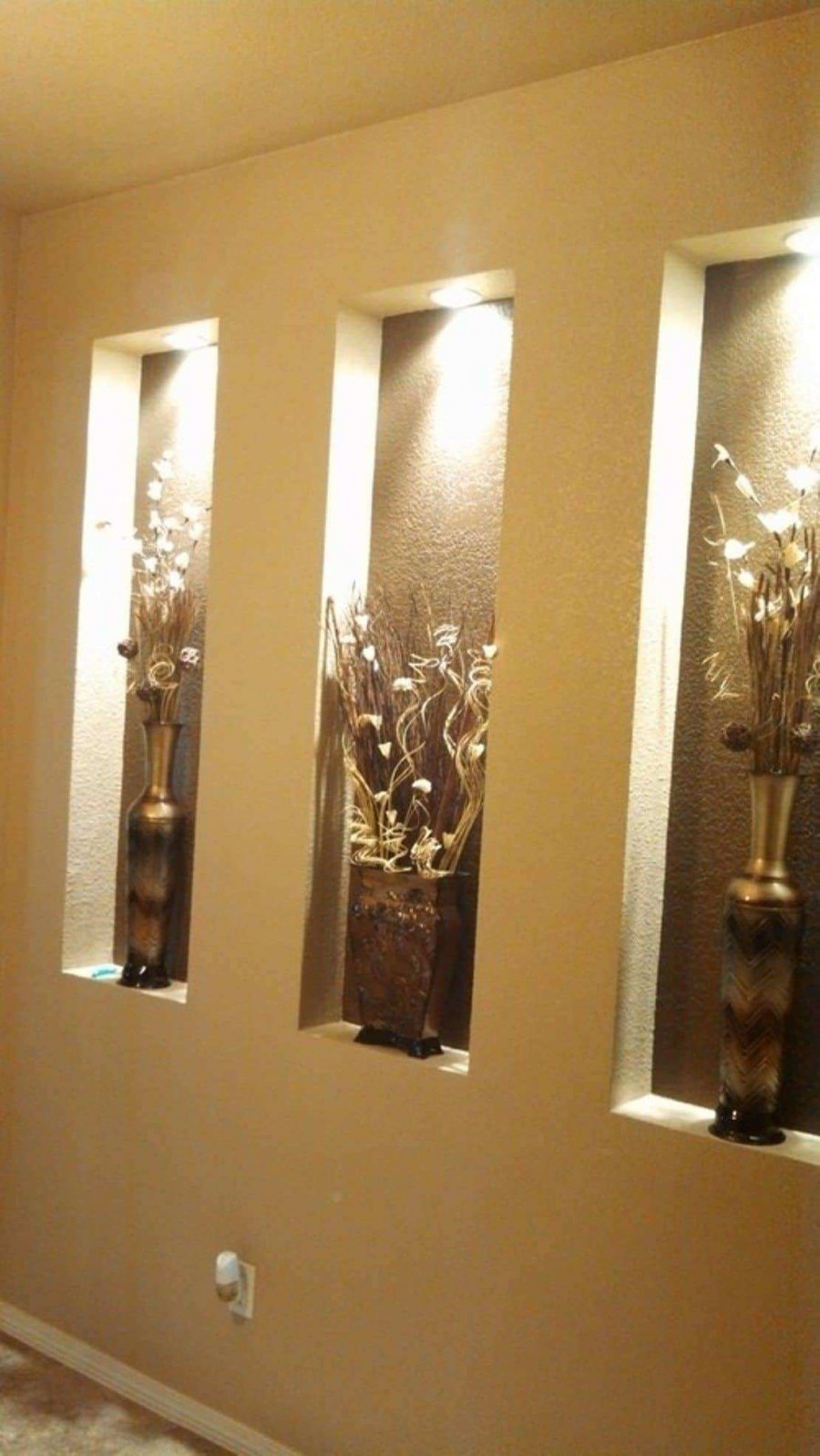 Вертикальная ниша в стене