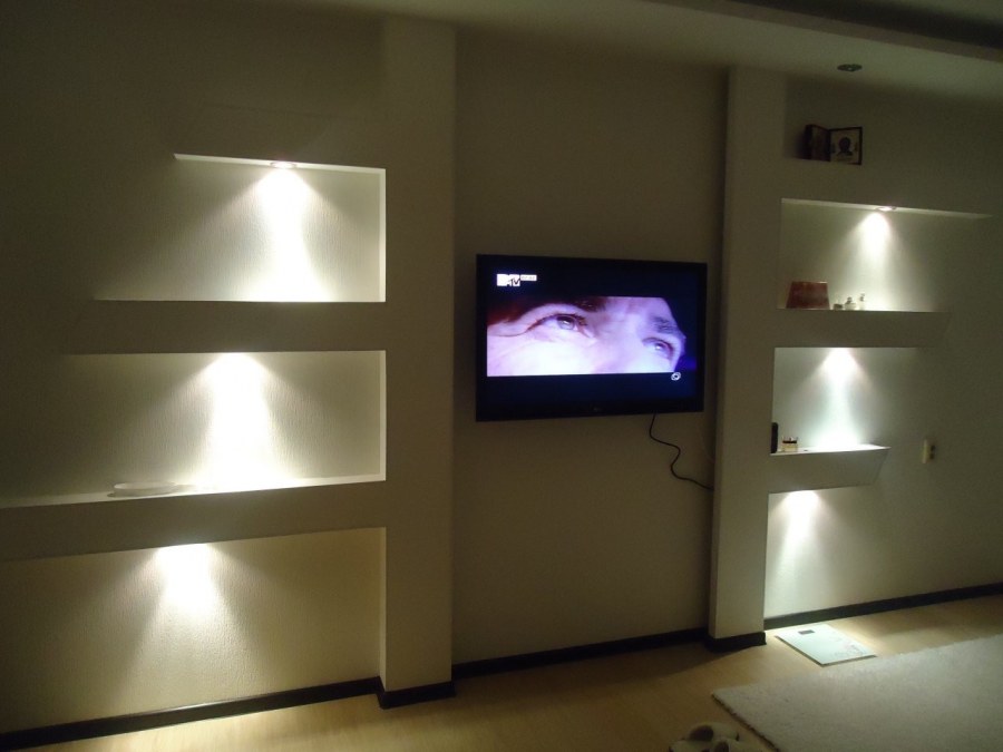 Встроенные полки с подсветкой