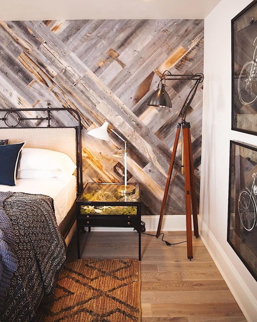 Стена из амбарной доски в интерьере