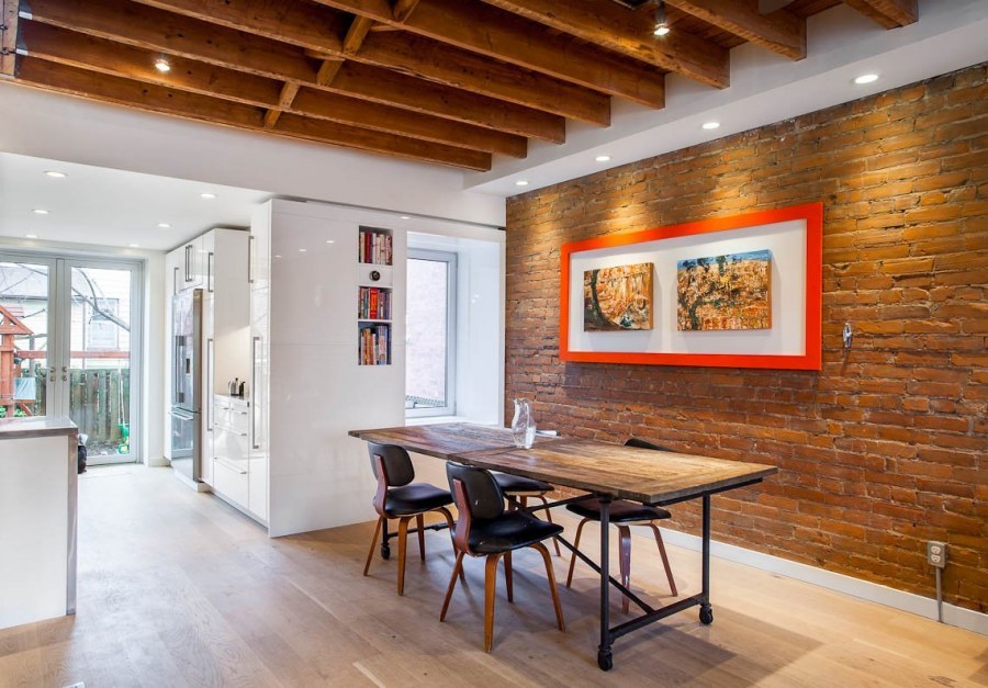 Кирпич и дерево в интерьере