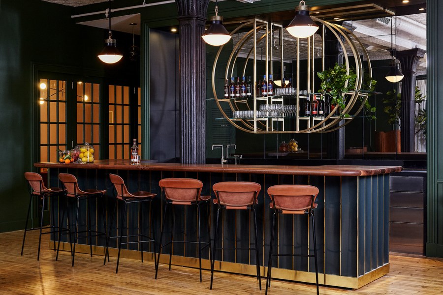 Барная стойка в ресторане