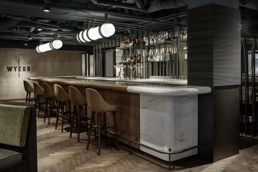 Современная барная стойка в ресторане