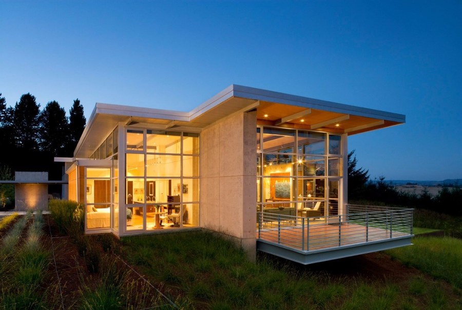 Домик с витражными окнами