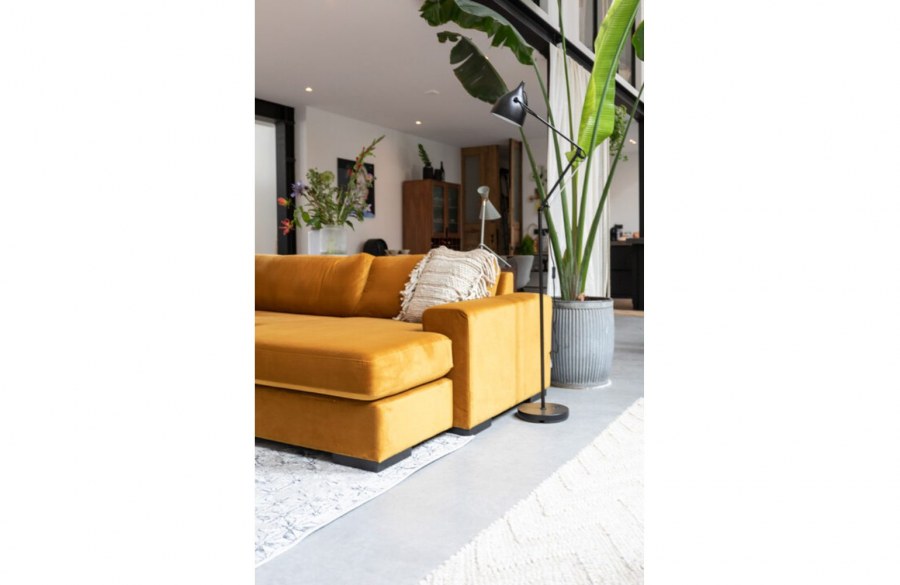 Диван цвета охры в интерьере