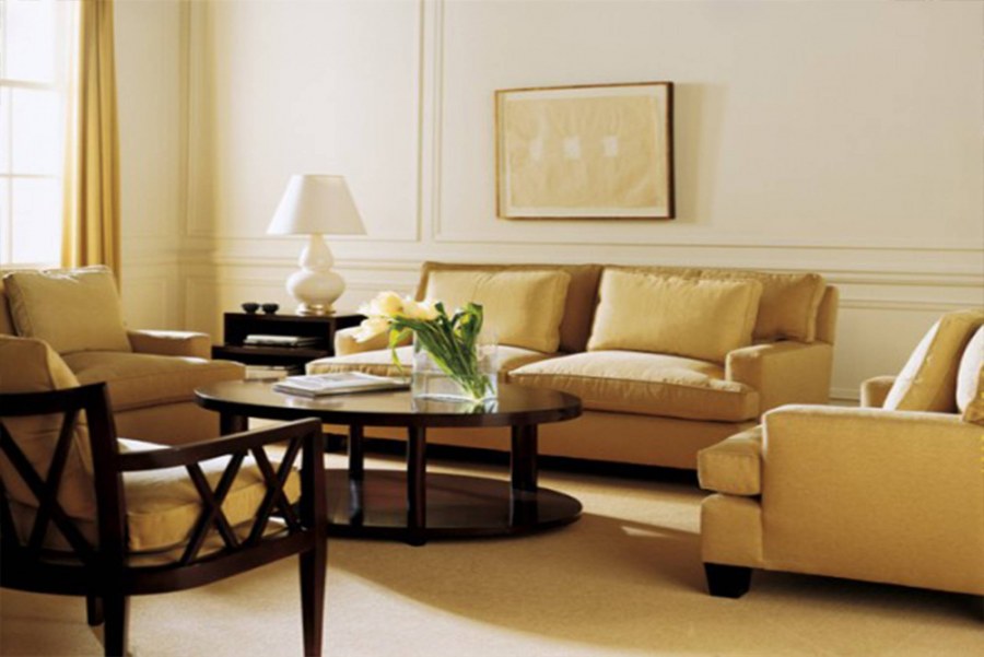 Золотистый диван в интерьере