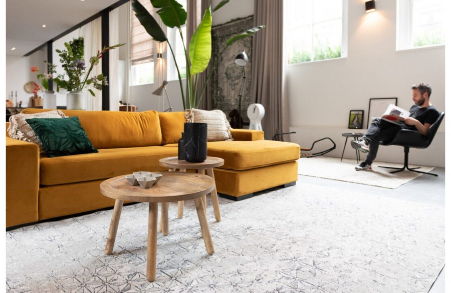 Интерьер с бирюзовым диваном