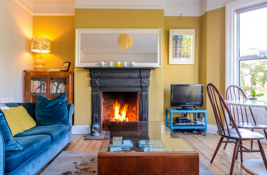 Яркий камин в интерьере