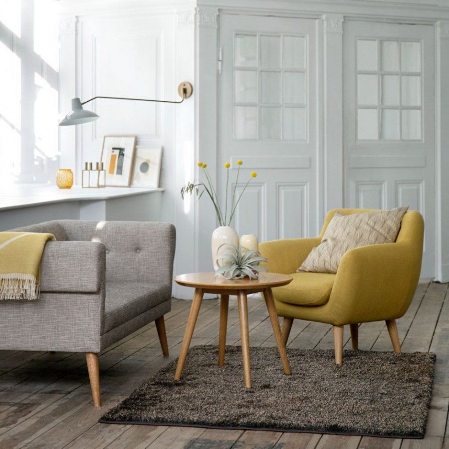 Диван цвета охры в интерьере