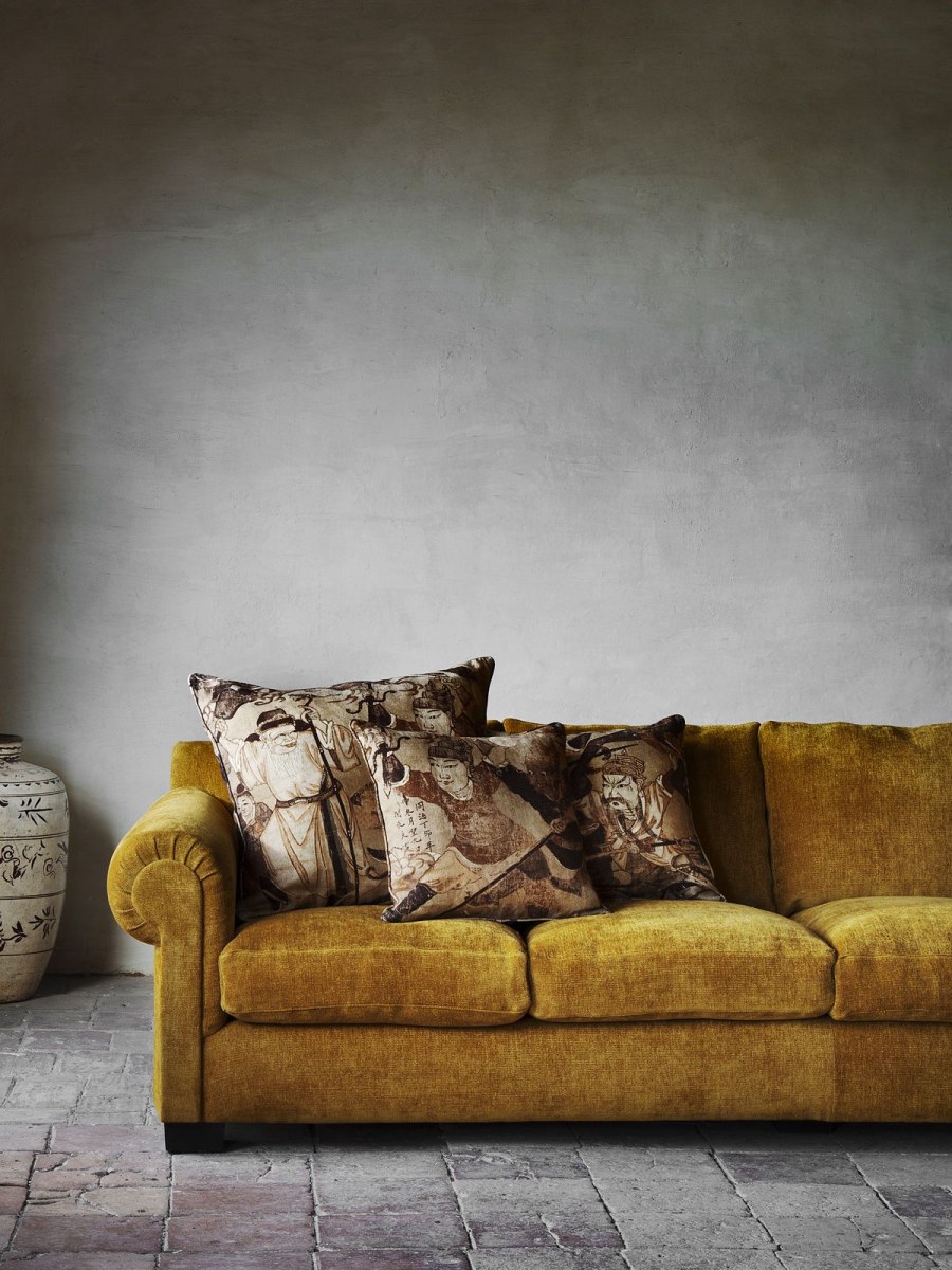 Желтый бархатный диван