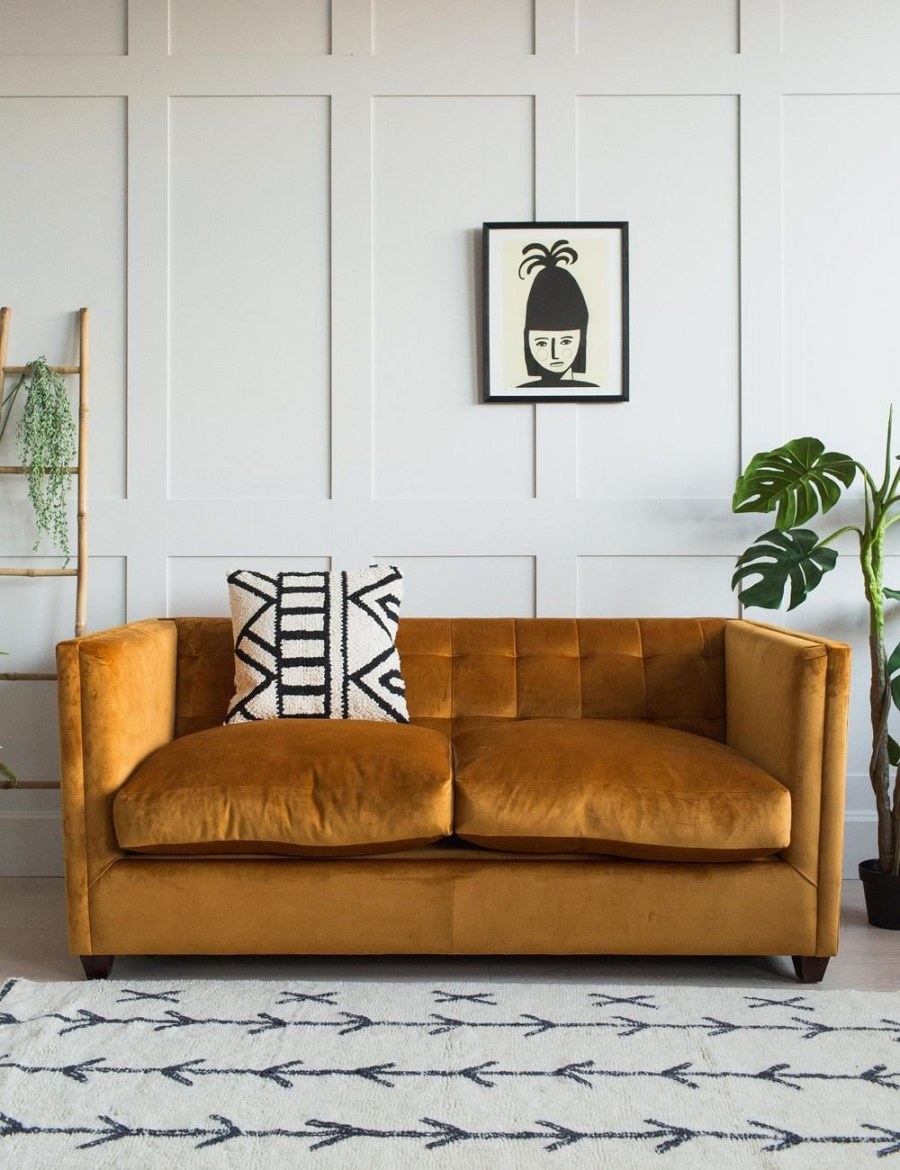 Горчичный диван в интерьере