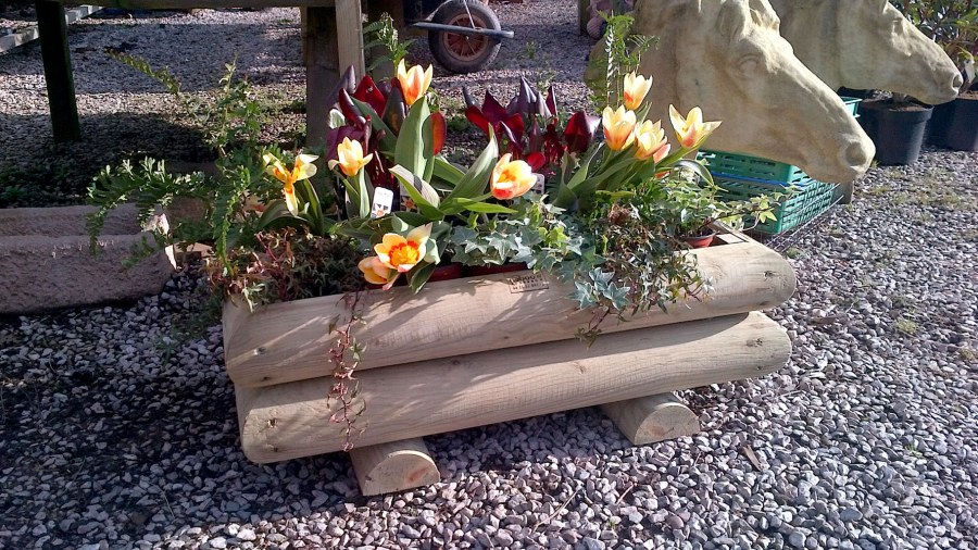 Клумба из бревна