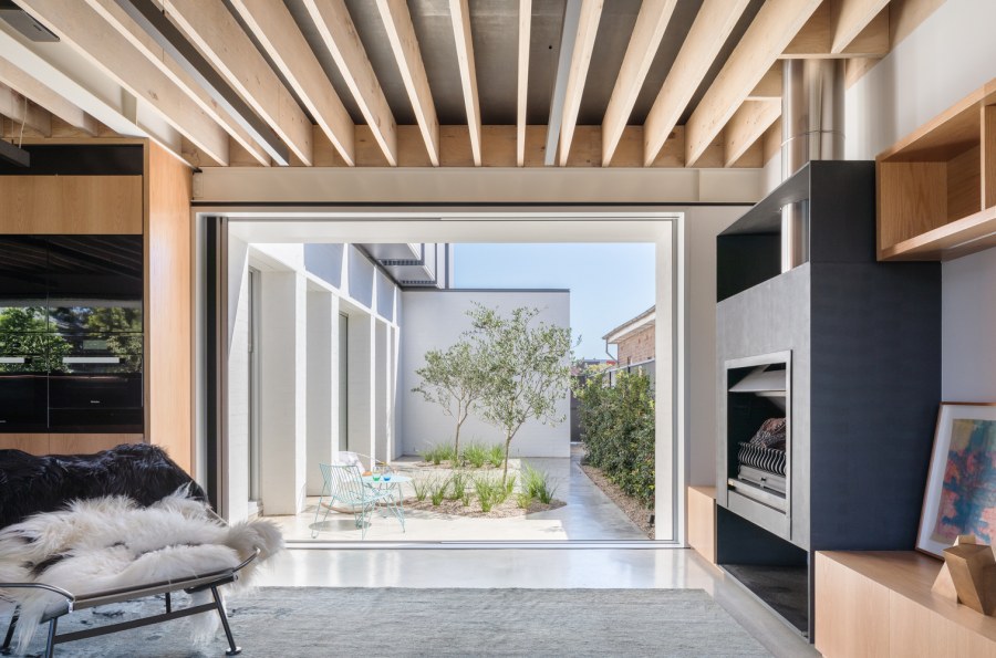 Дома три поколения