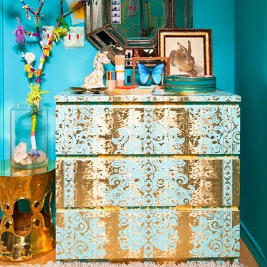 Гостиная с ярким диваном