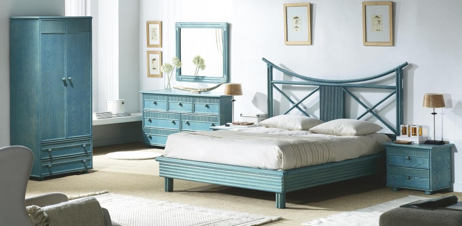 Спальня с бирюзовой кроватью