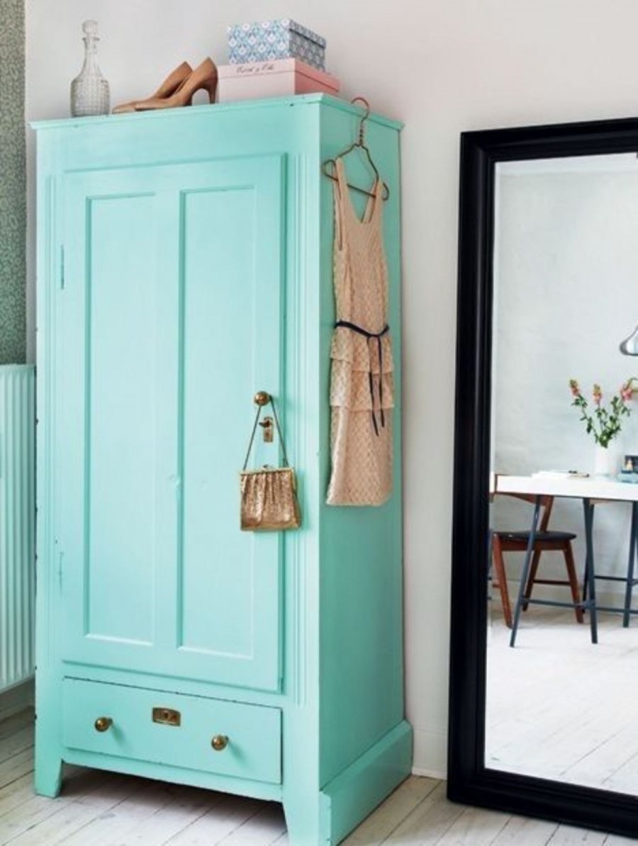 Шкаф бирюзового цвета