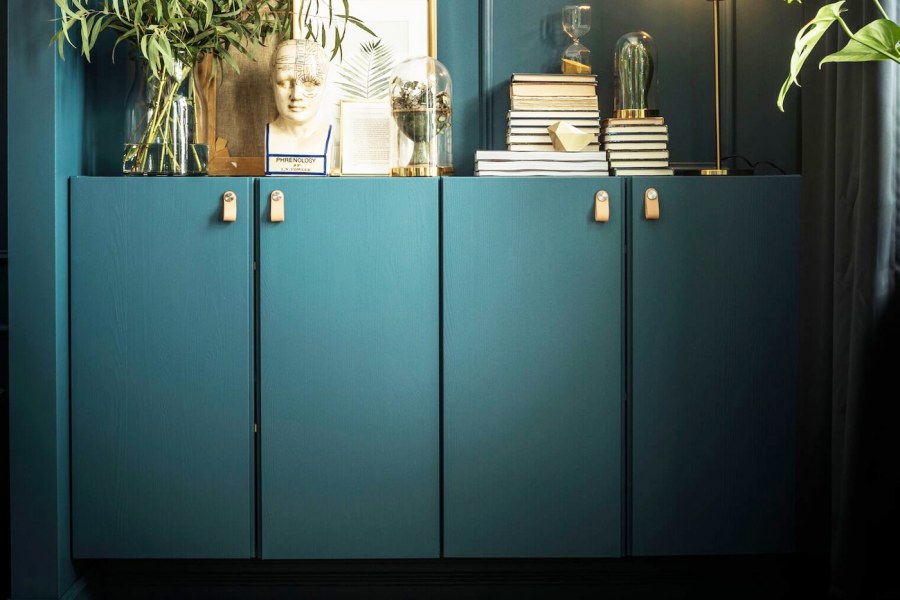 Бирюзовые тумбочки в интерьере