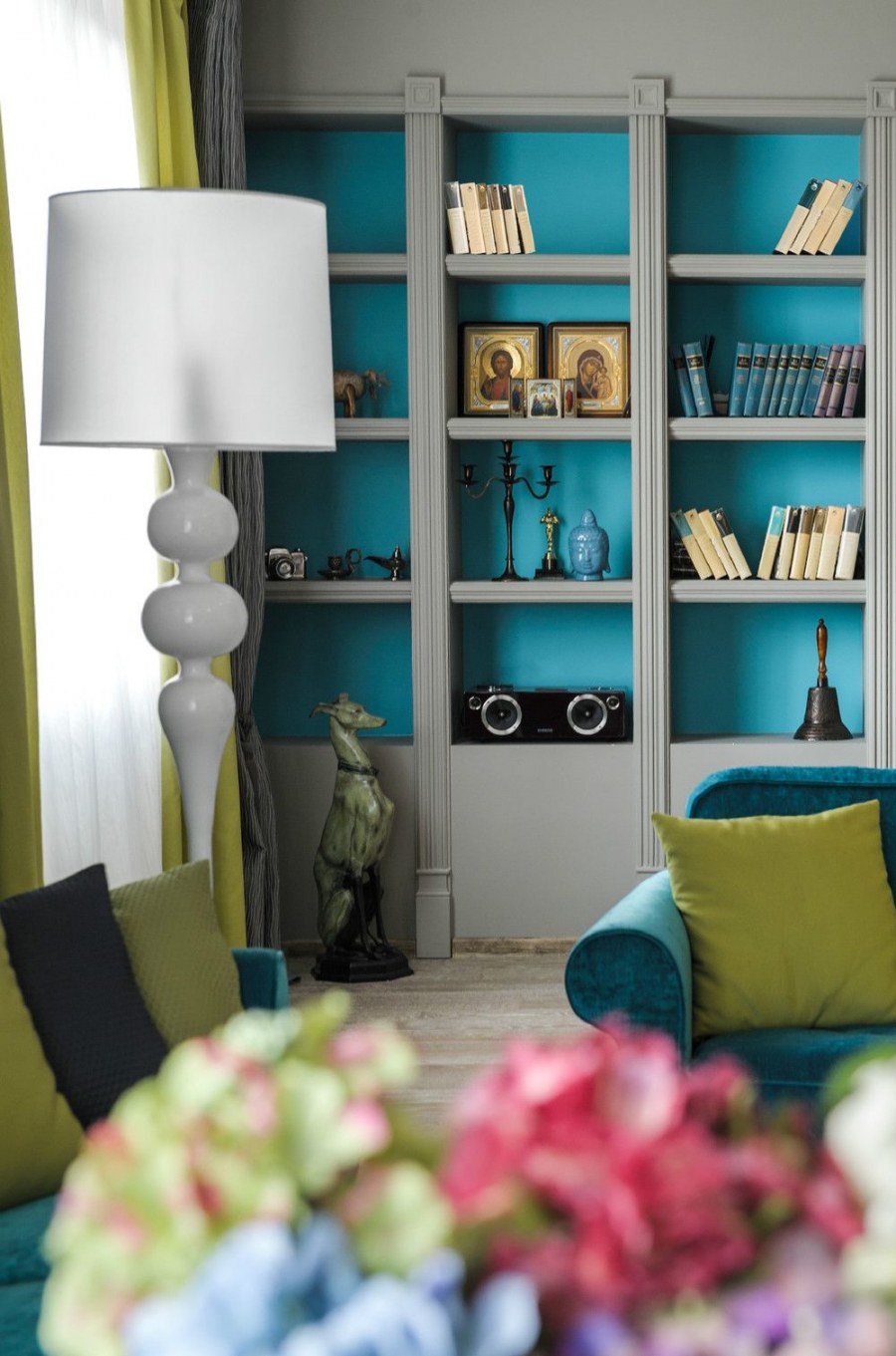 Яркий стеллаж в интерьере