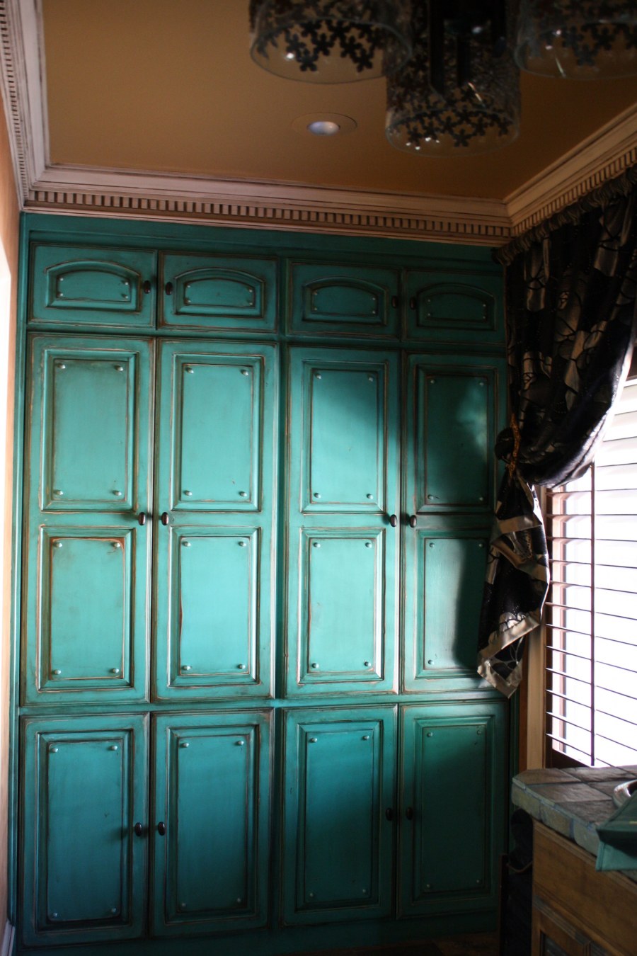 Бирюзовый шкаф в прихожую