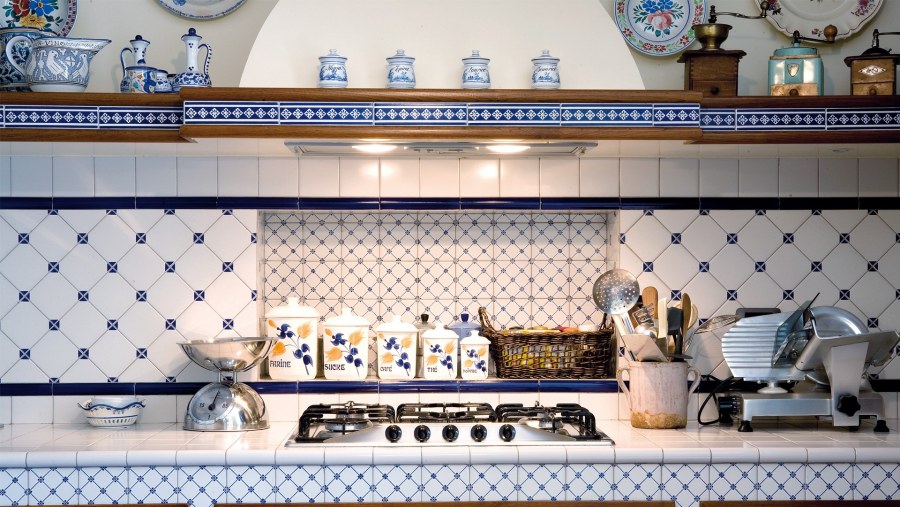 Метлахская плитка на фартуке кухни