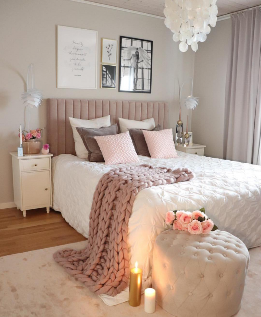 Интерьер спальни с камином