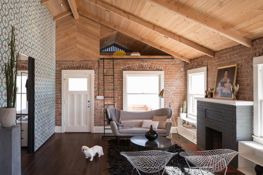 Интерьер в стиле лофт в брусовом загородном доме