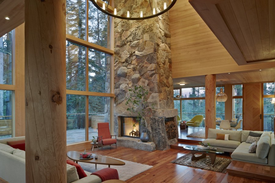 Дом с камином и панорамными окнами