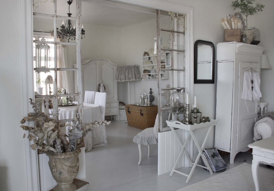 Стена с разными зеркалами декор Прованс