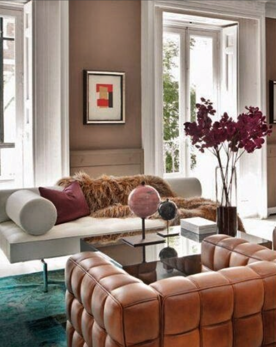 Коралловый диван в интерьере