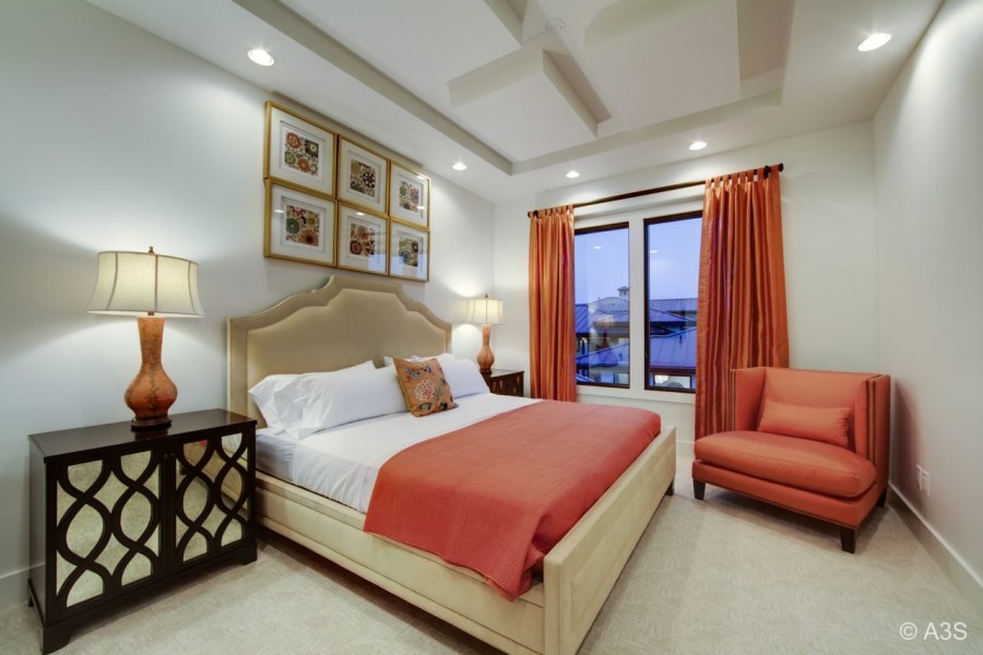 Коралловый цвет в интерьере спальни