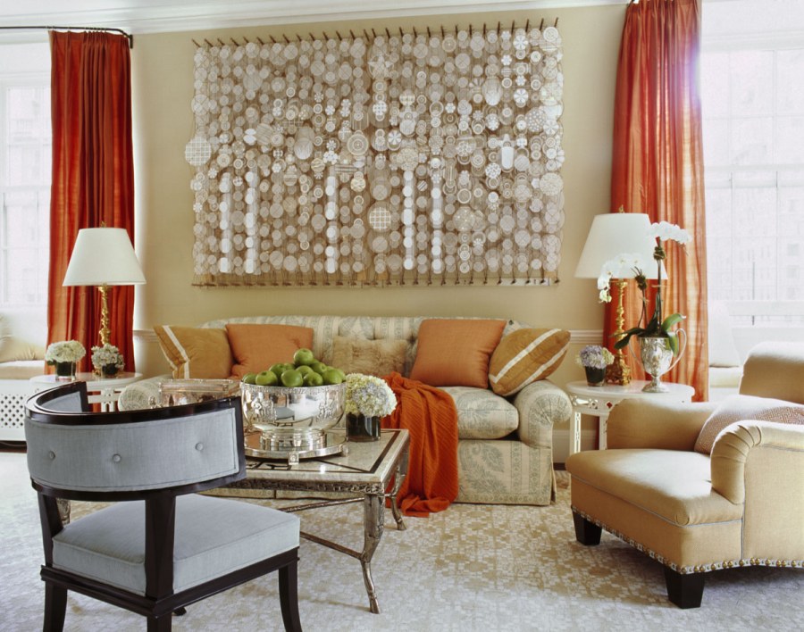 Коралловые шторы в интерьере гостиной