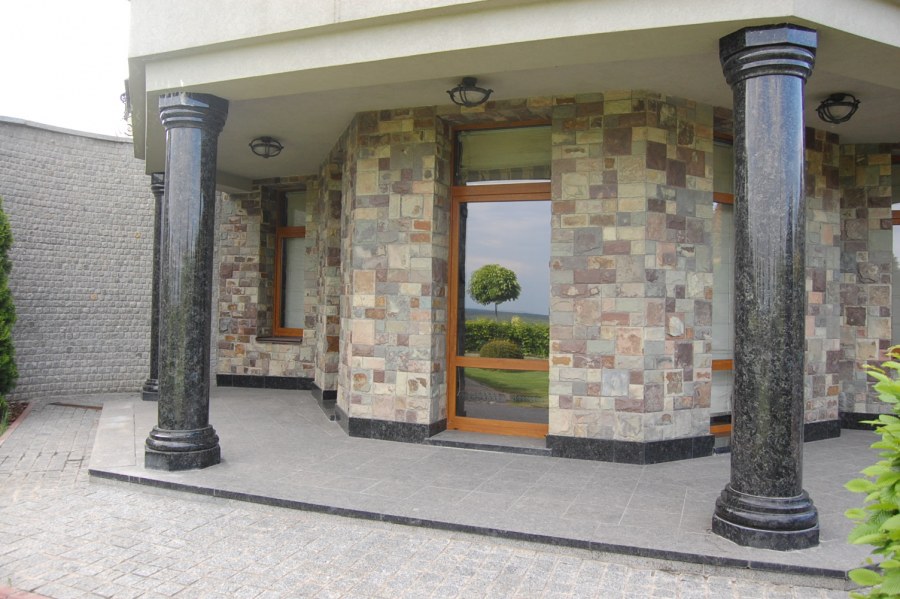 Круглая колонна из гранита