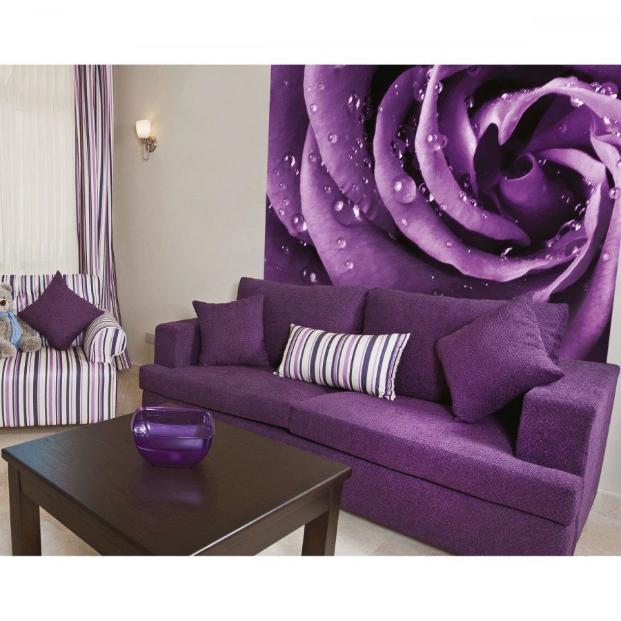 Фиолетовый диван в интерьере