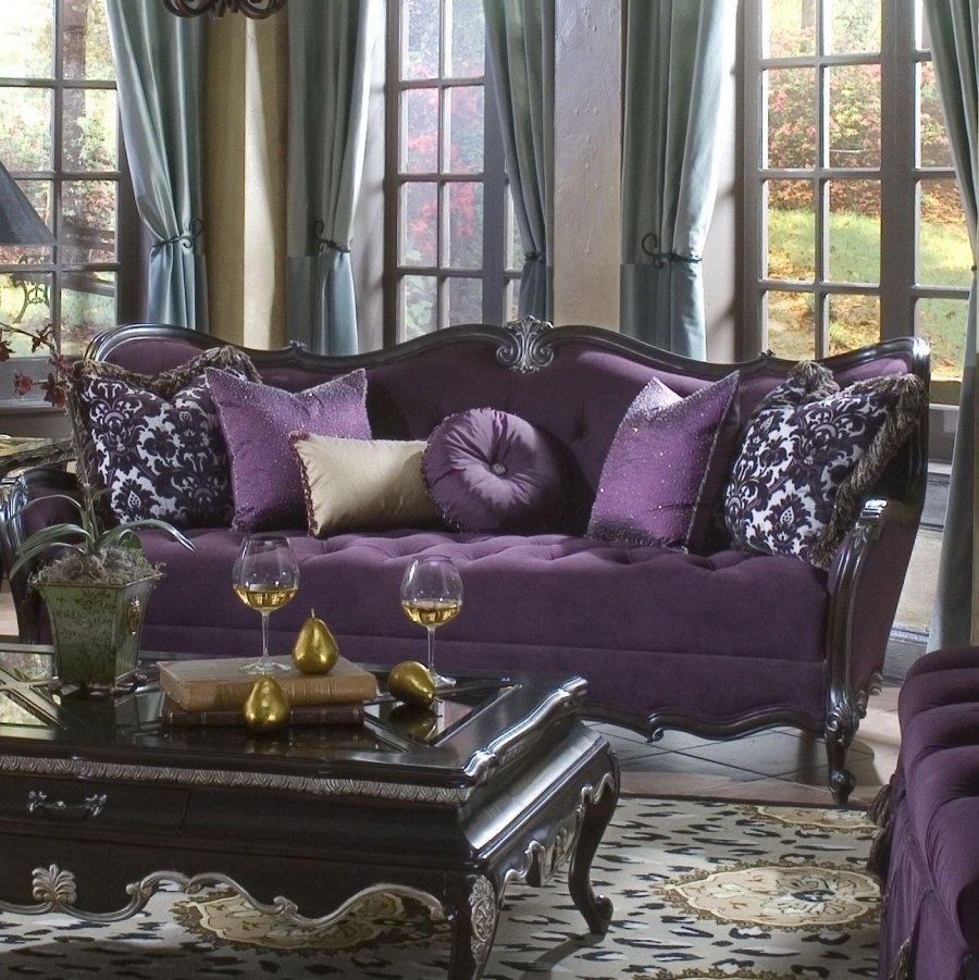 Гостиная с фиолетовым диваном