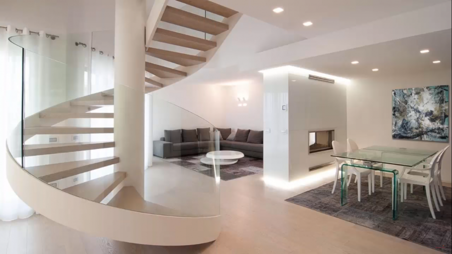 Лестница посреди комнаты