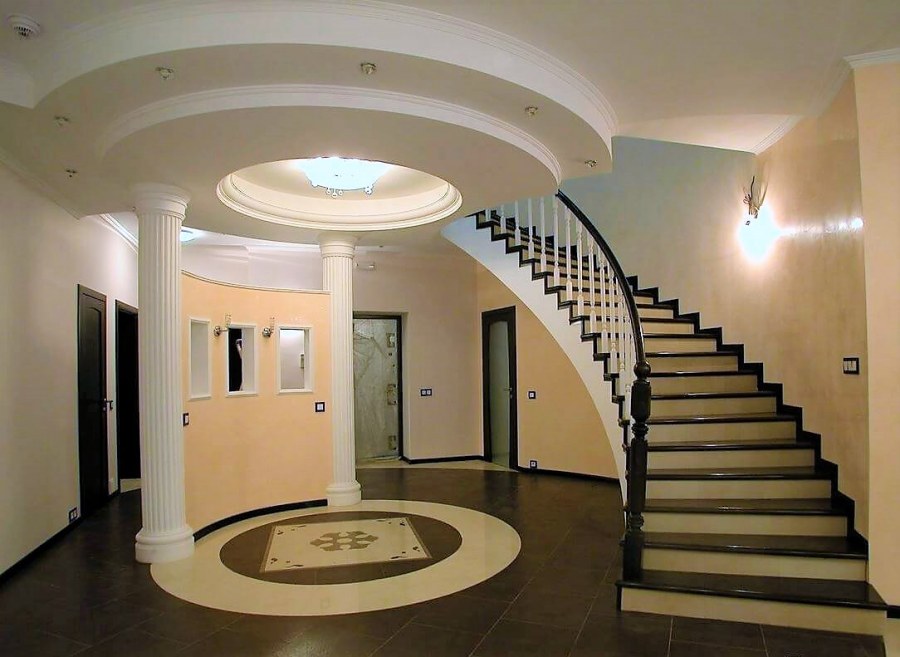 Овальная лестница в коттедж