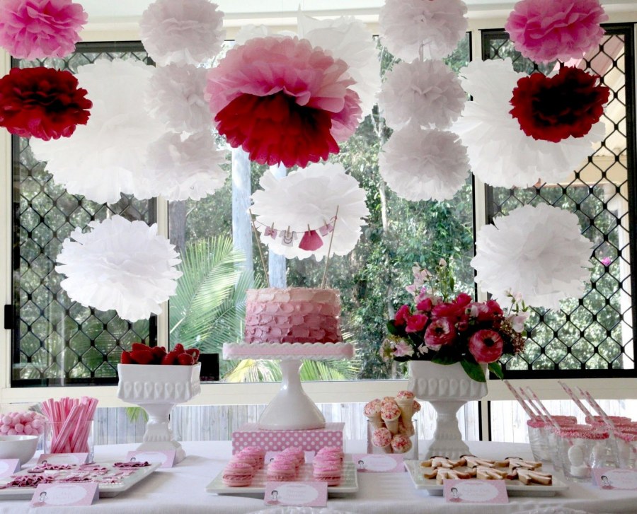 Украшение зала бумажными помпонами