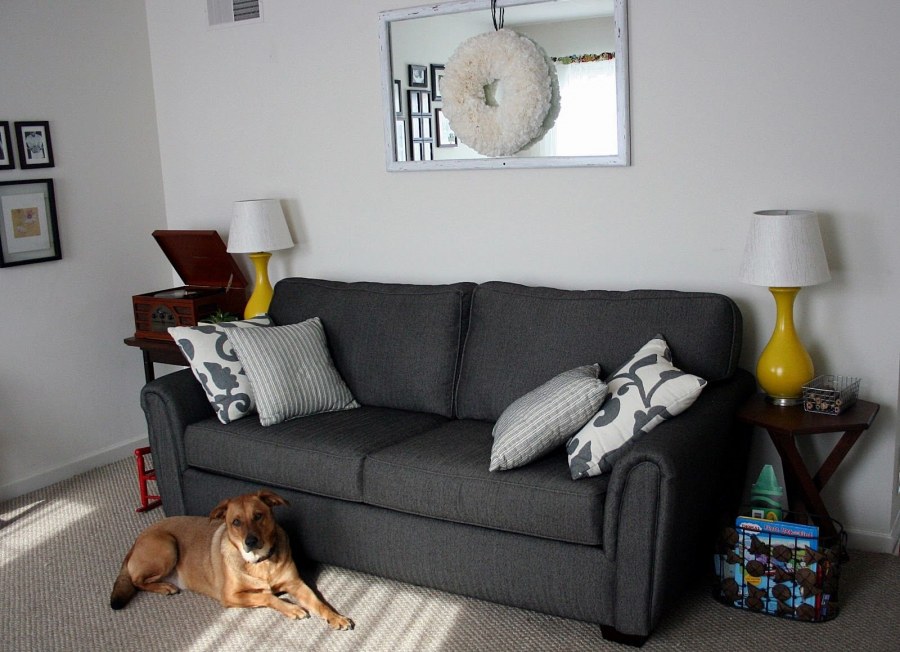 Подушки на сером диване в интерьере