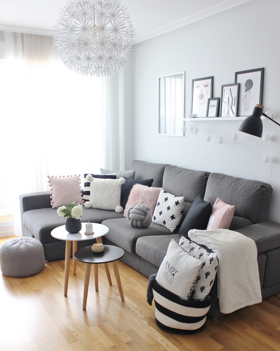 Гостиная с серым диваном