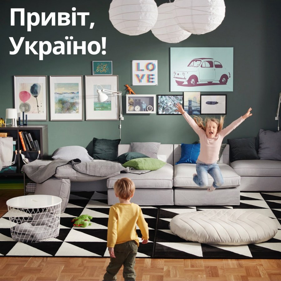 Серый диван в детской комнате