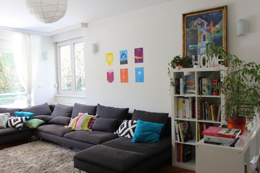 В интерьере серый диван в детскую