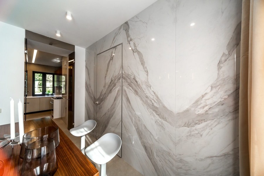 Мрамор на стене