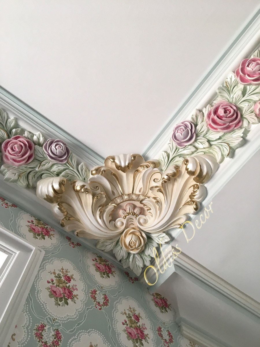 Гипсовая лепнина на потолке