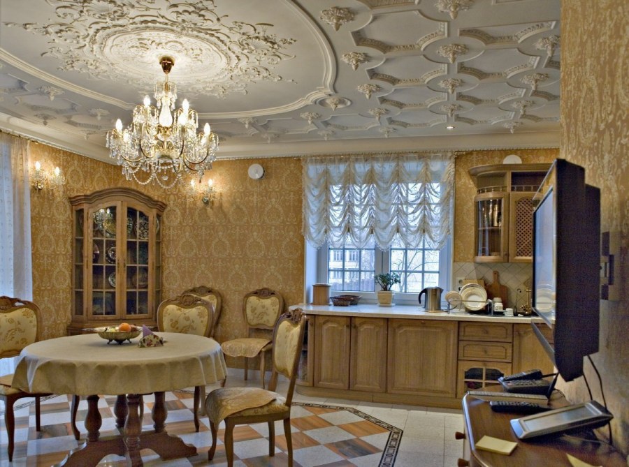 Потолок в классическом стиле