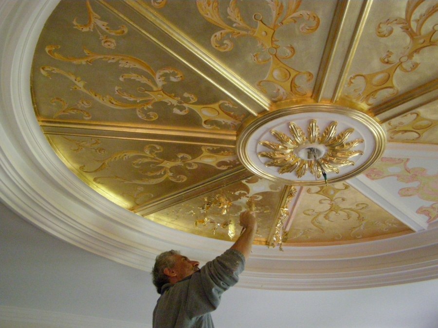 Позолоченный потолок