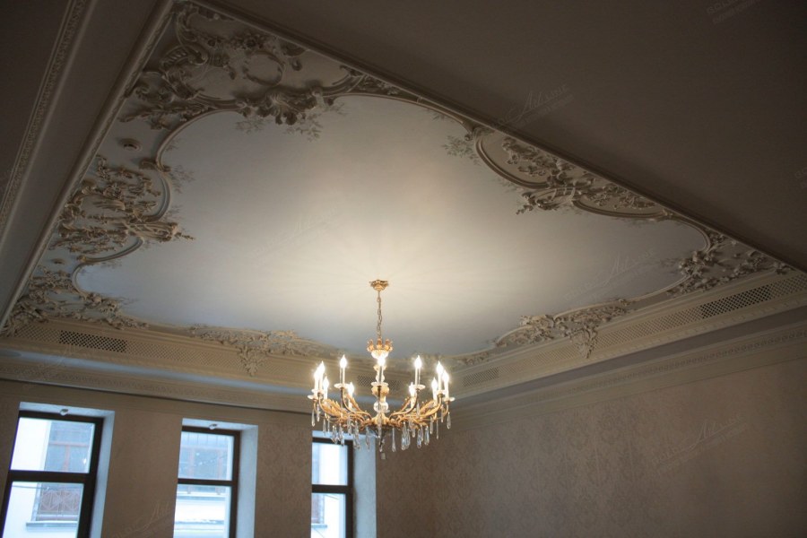 Натяжной потолок с лепниной