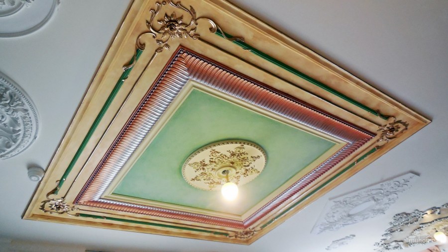 Потолки декорированные молдингом