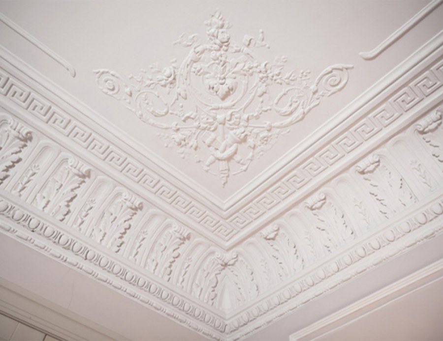 Белый потолок с лепниной